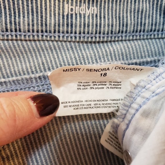 💙Gloria Vanderbilt Women's Pin-striped Capris Size 18💙 - Picture 4 of 5